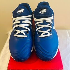 New Balance Womens Fuse V2 Turf Athletic Shoes